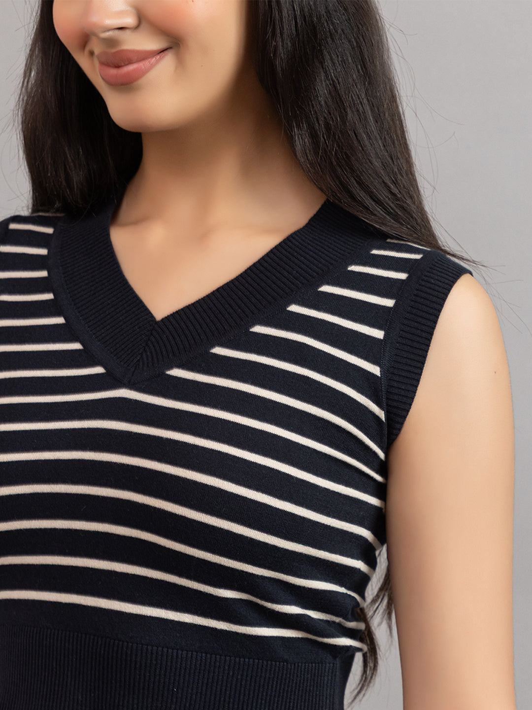 AEDENBURG V NECK TOP